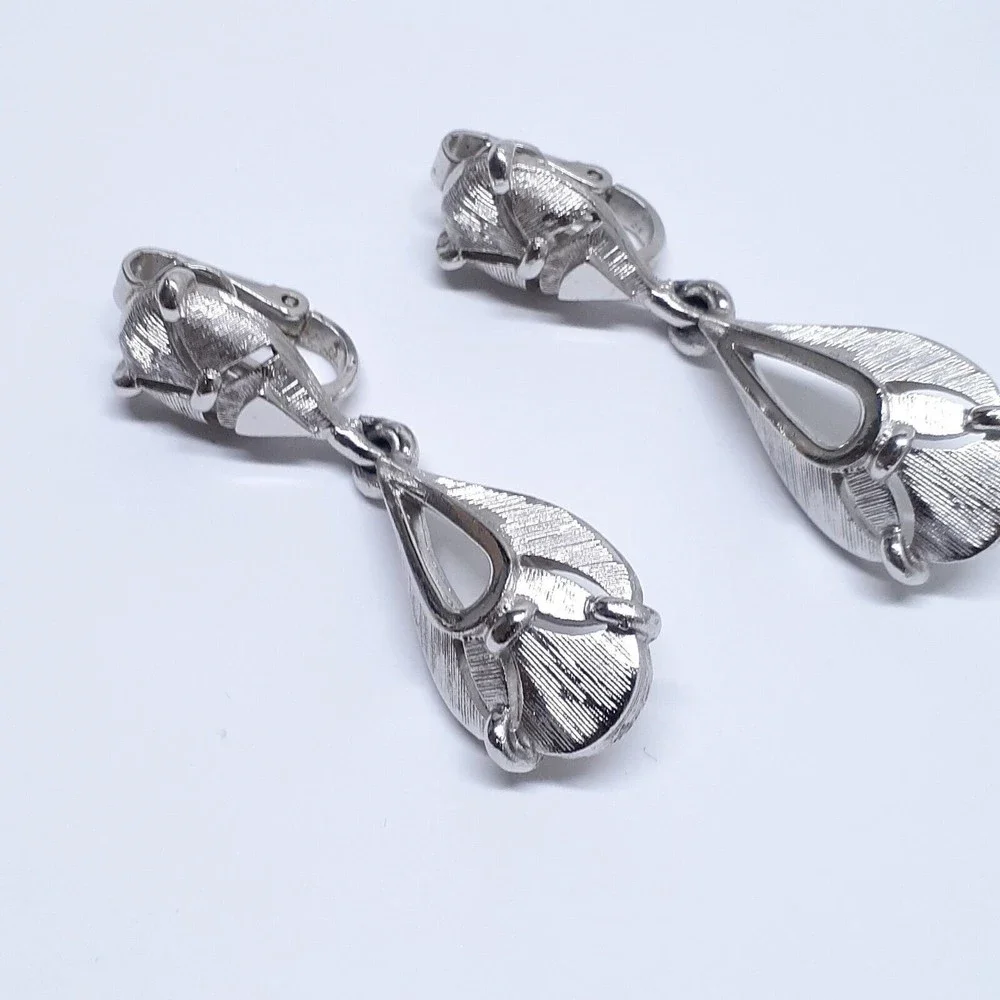 Vintage Crown Trifari Earrings Signed Clip On Silver Tone Dangle - Picture 9 of 16